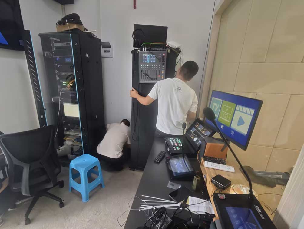 视达盈驻场工程师在监狱项目现场进行系统联调与设备部署